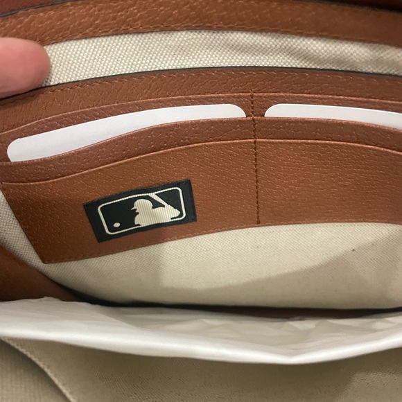 Gucci NY Yankees Patch Pouch Unisex - Picture 9 of 12